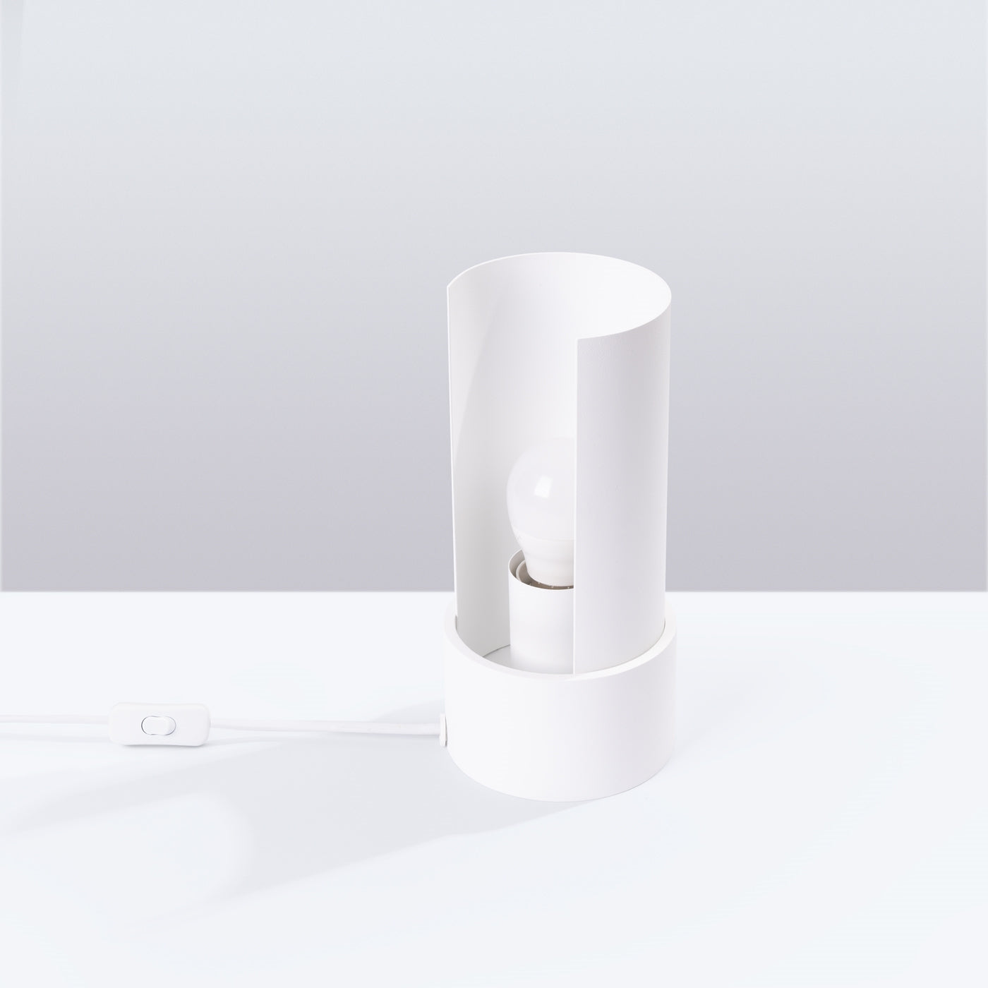 Luzara - Table Lamp - 1-Light White Steel - Con Lámina Giratoria - Bombilla No Incluida - 10x10x21 cm