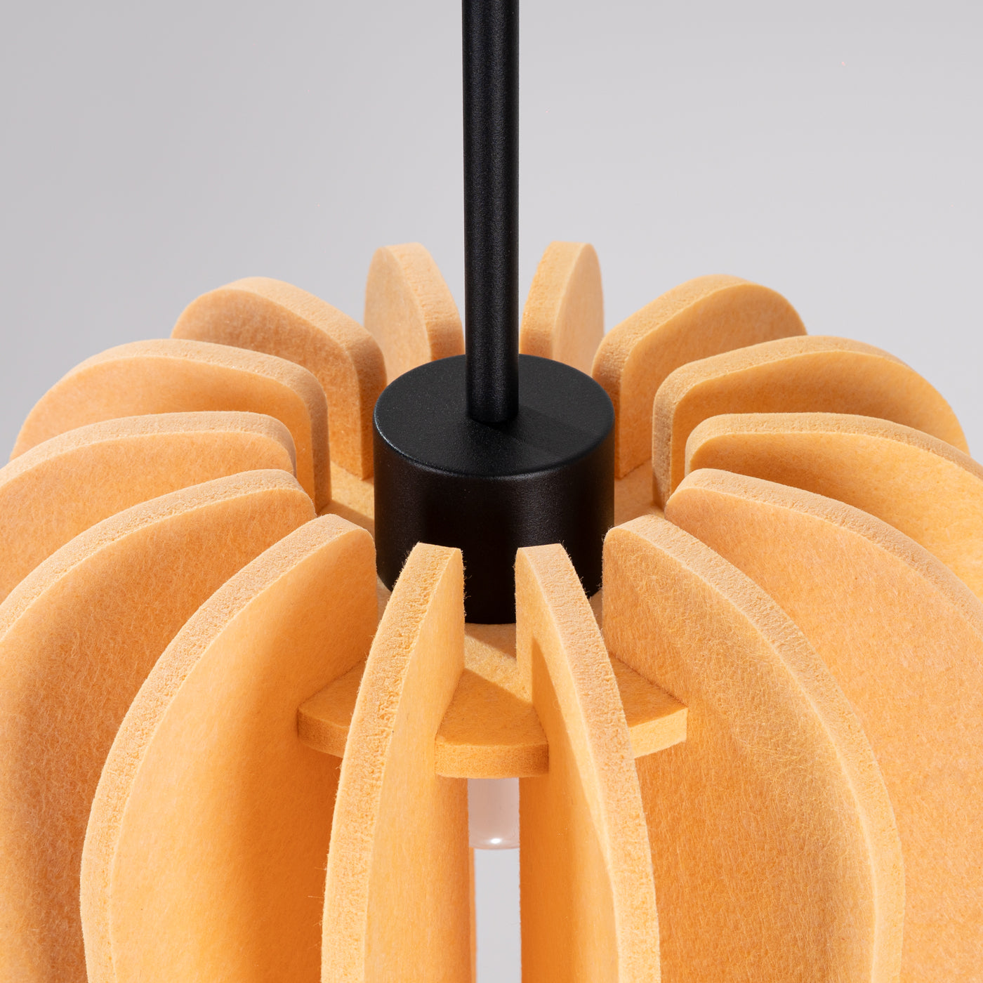 Luzara - Pendant Light - 1-Light - Amarillo y Negro - Fieltro y Acero - No Incluye Bombilla - IP20 - 27 cm