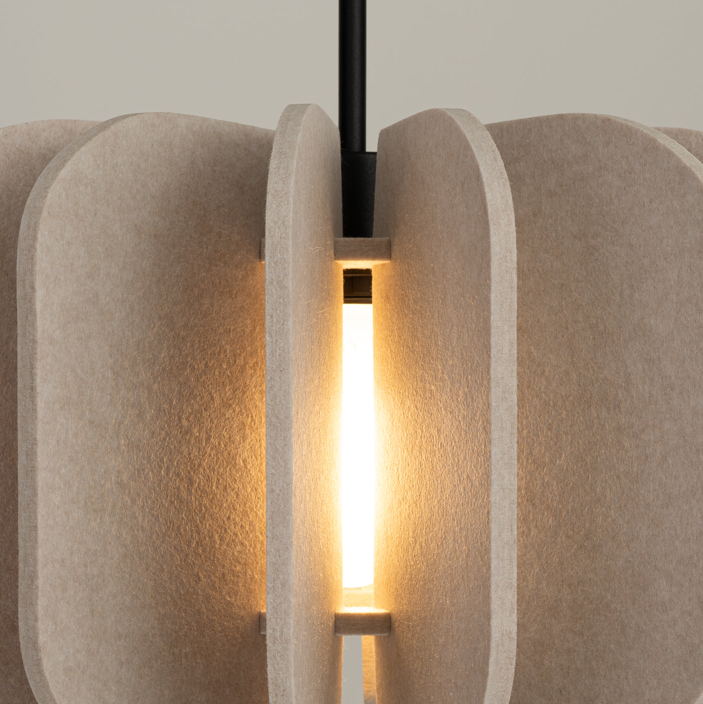 MULA - Lámpara Colgante - Beige / Negro - Fieltro Y Acero - E27 - 1 LED 15 W - IP20 - Montaje Propio - 45/45/146 cm