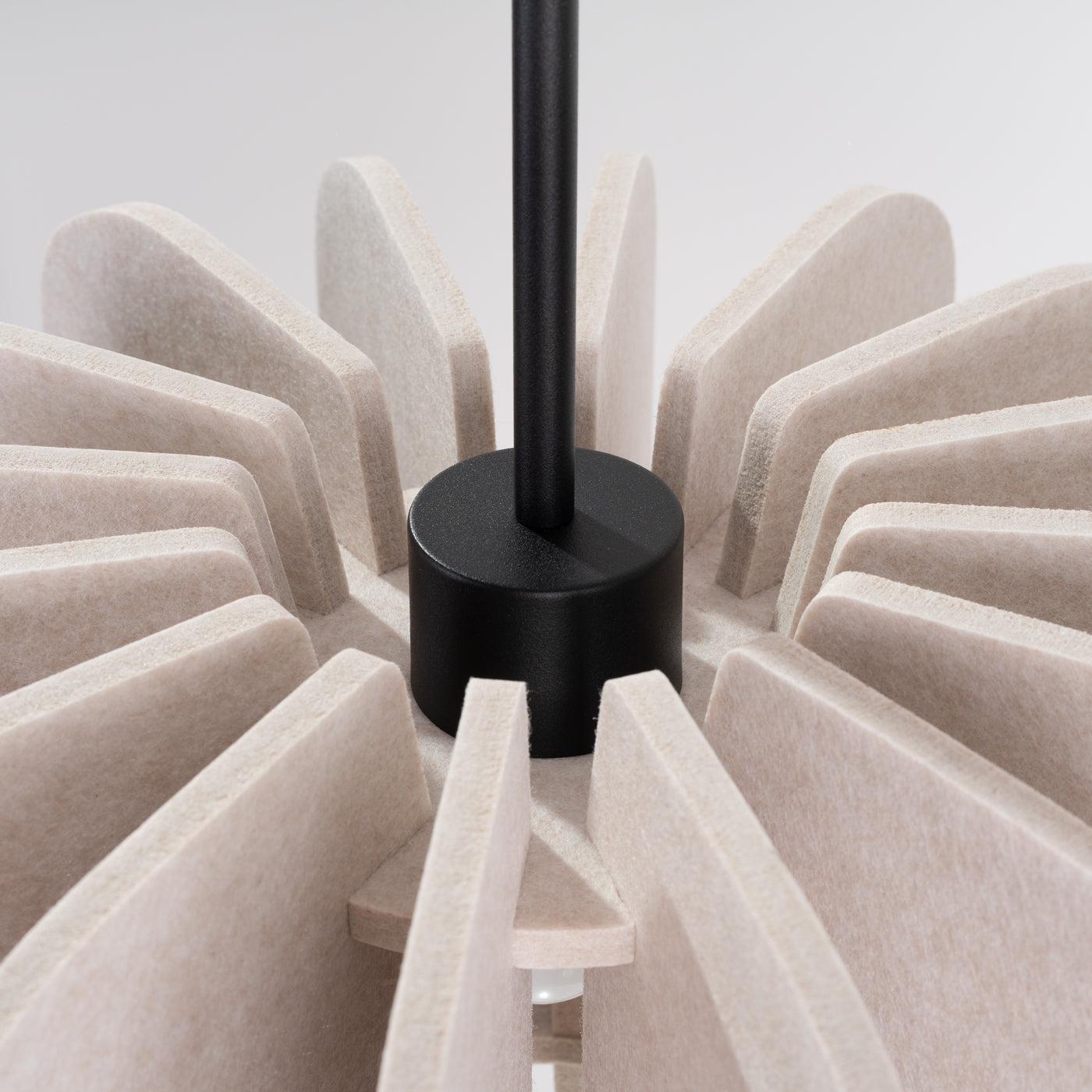 MULA - Lámpara Colgante - Beige / Negro - Fieltro Y Acero - E27 - 1 LED 15 W - IP20 - Montaje Propio - 45/45/146 cm