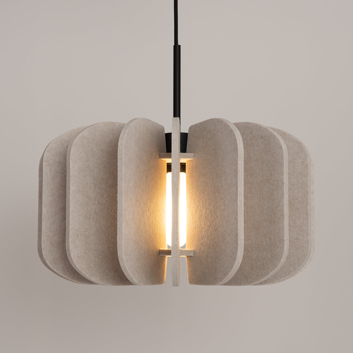 MULA - Lámpara Colgante - Beige / Negro - Fieltro Y Acero - E27 - 1 LED 15 W - IP20 - Montaje Propio - 45/45/146 cm