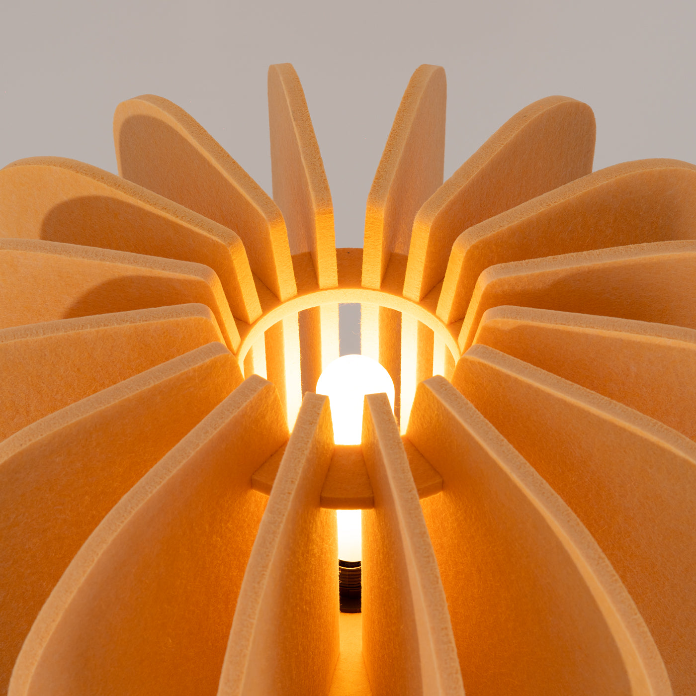 Mula - Lámpara de Pie - 1 LED - Amarillo y Negro - Fieltro y Acero - IP20 - 134 cm