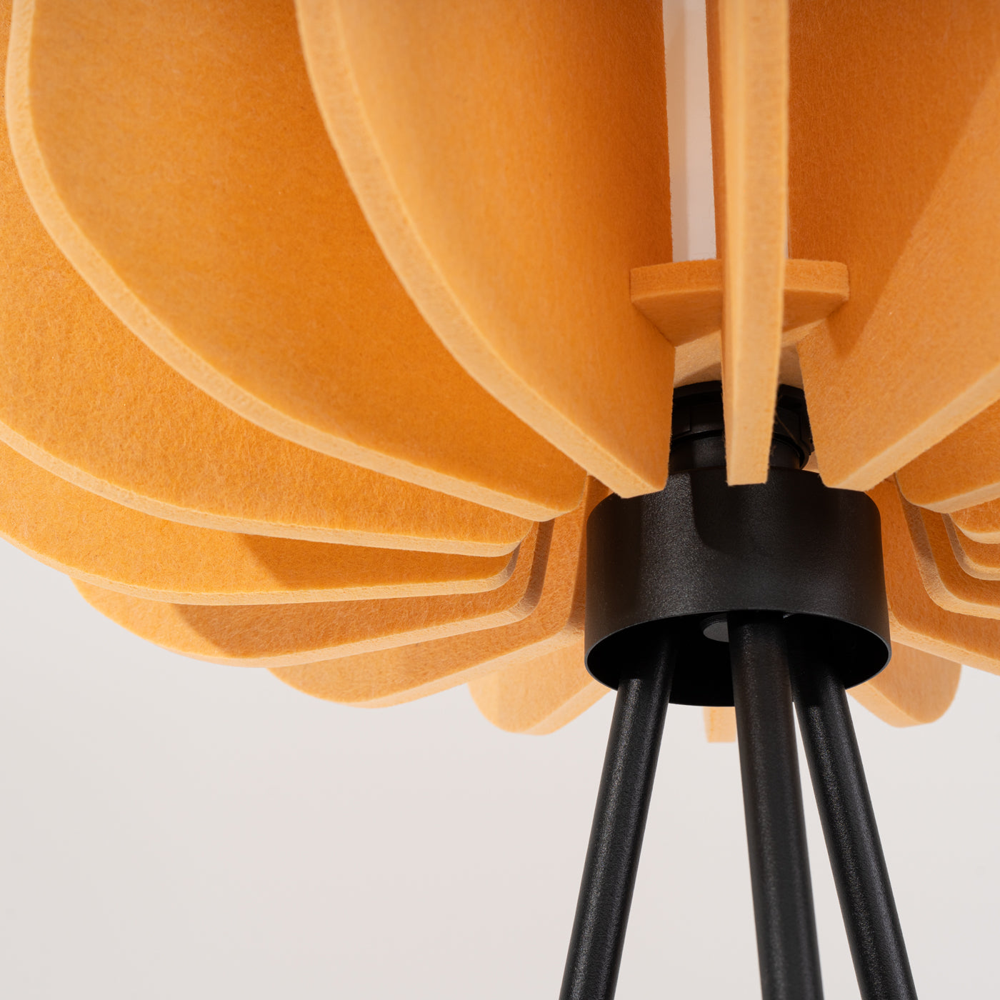 Mula - Lámpara de Pie - 1 LED - Amarillo y Negro - Fieltro y Acero - IP20 - 134 cm